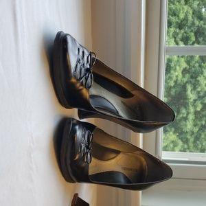 BCBG MAXAZRIA 7.5 black wedges